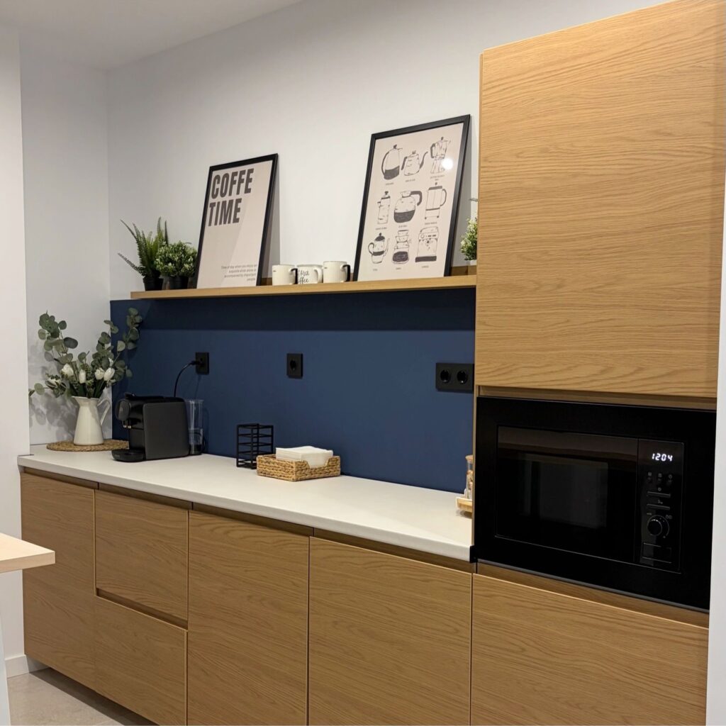 Office muebles de madera en el coworking Lola Coworking Calle Lima