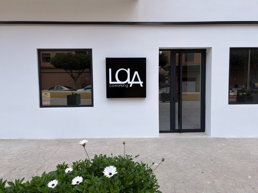 Fachada completa del coworking Lola Coworking en Calle Lima, Almería, con ventanas y logotipo